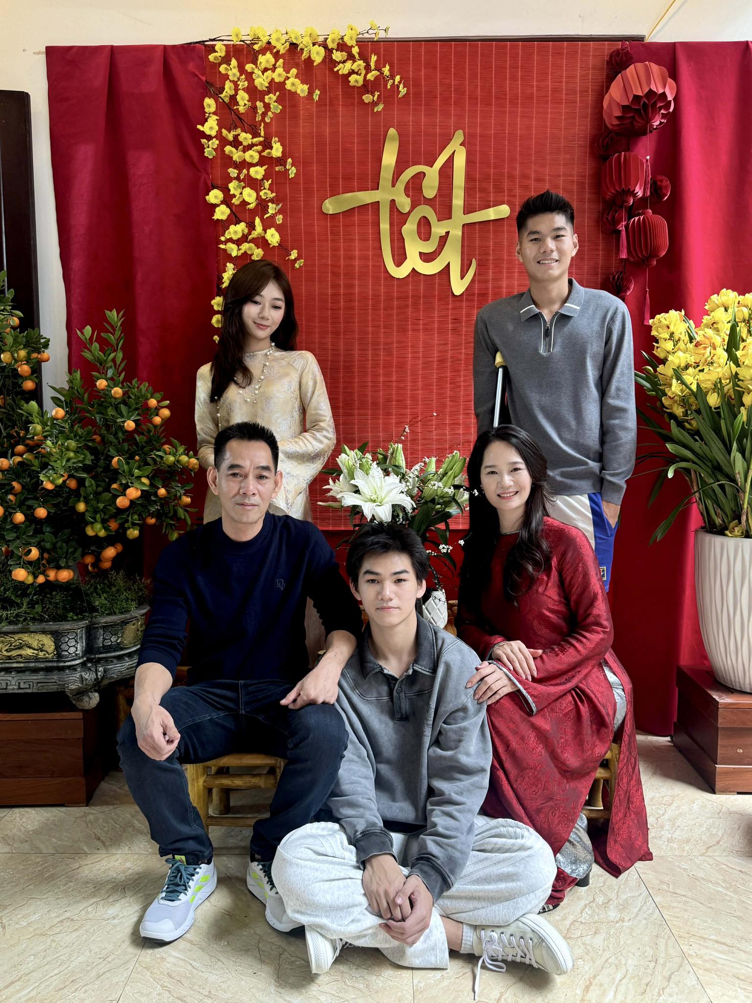 Thương Hiểu Minh chống nạng đ&oacute;n Tết, Đ&igrave;nh Bắc v&agrave; đồng đội U23 Việt Nam động vi&ecirc;n đầy x&uacute;c động- Ảnh 1.