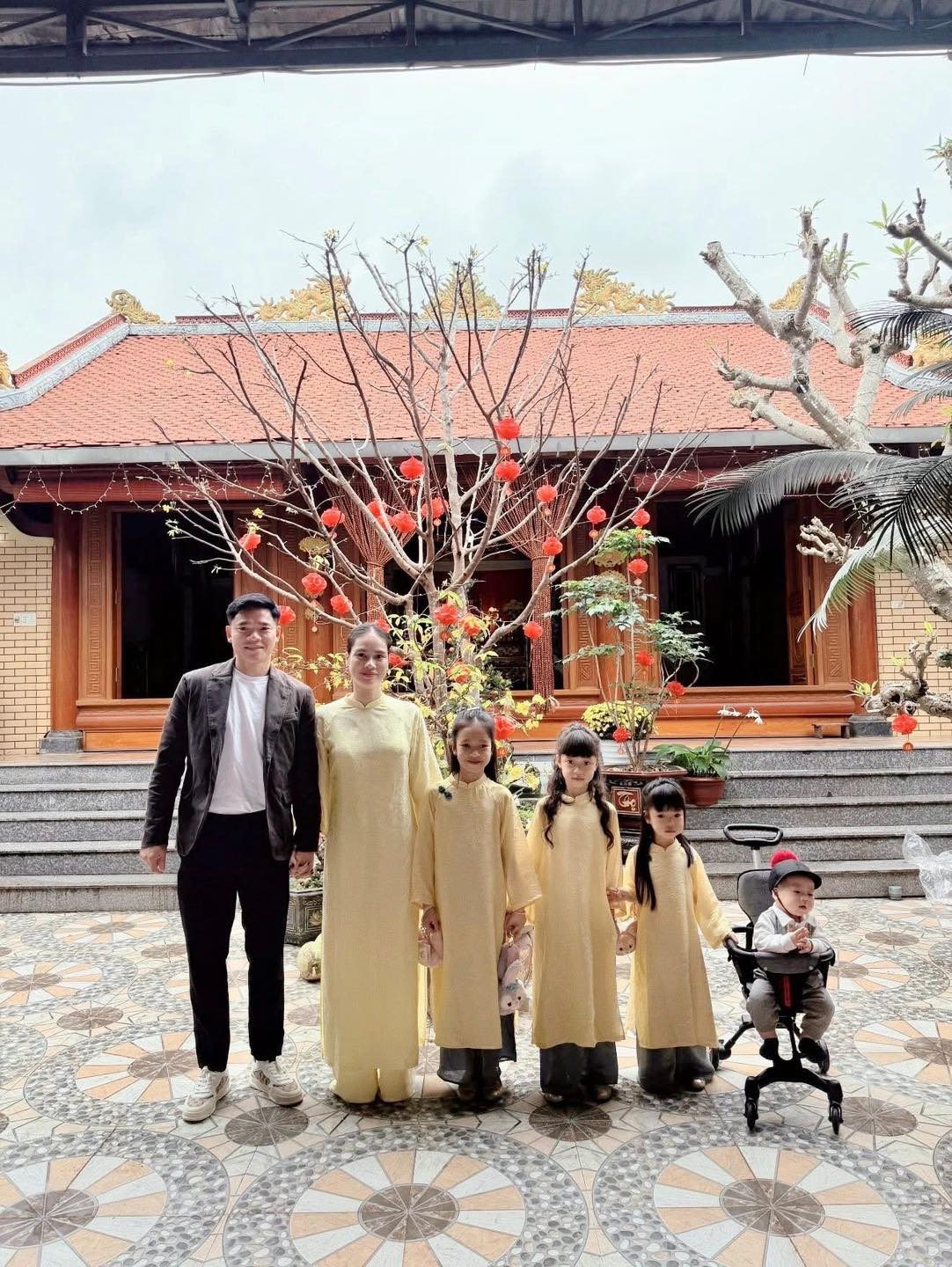 Ấm &aacute;p khoảnh khắc cầu thủ Việt đ&oacute;n Tết: Khung h&igrave;nh gia đ&igrave;nh "người nhện" Nguy&ecirc;n Mạnh g&acirc;y sốt c&otilde;i mạng - Ảnh 1.