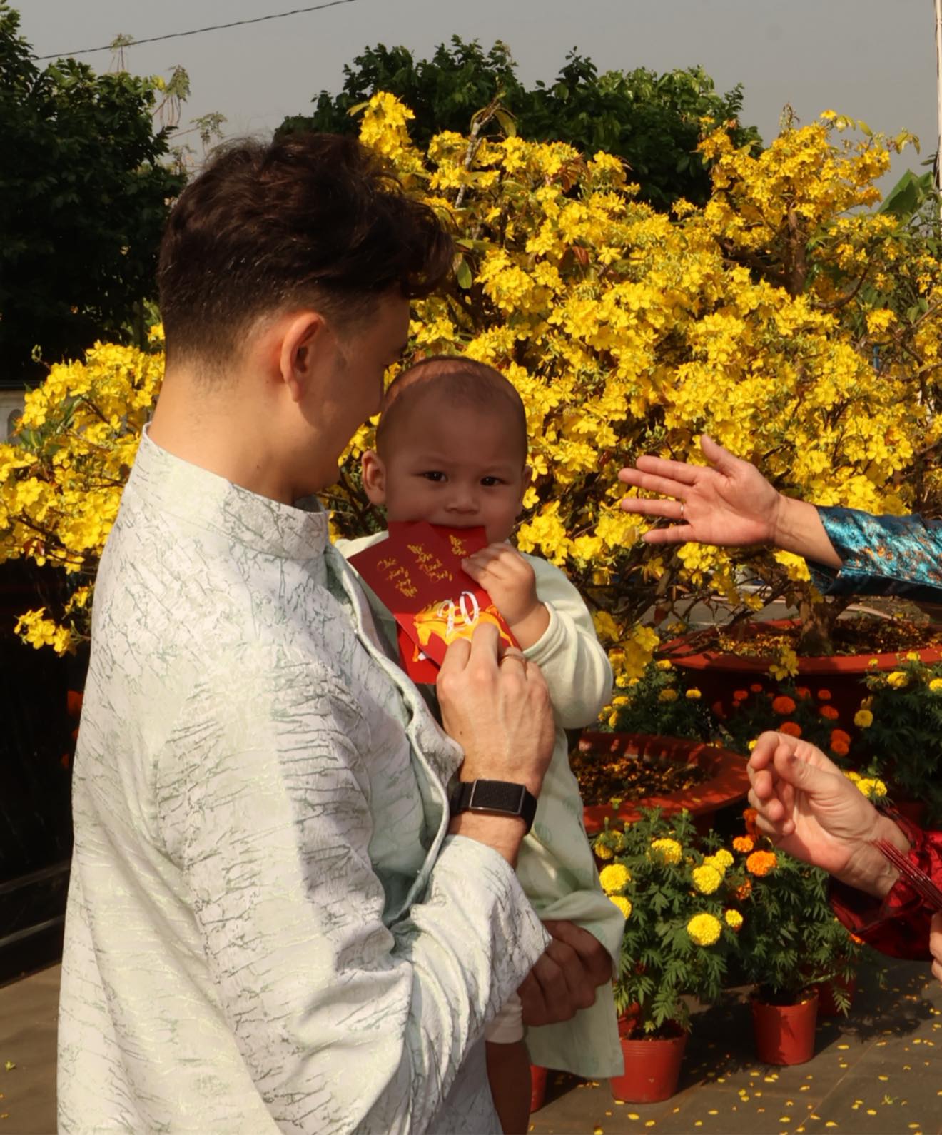 Sốc visual Văn Lâm - Yến Xuân ngày Tết nhưng chưa phải tất cả, chi tiết "thông gia chung khung hình" mới gây chú ý - Ảnh 5.