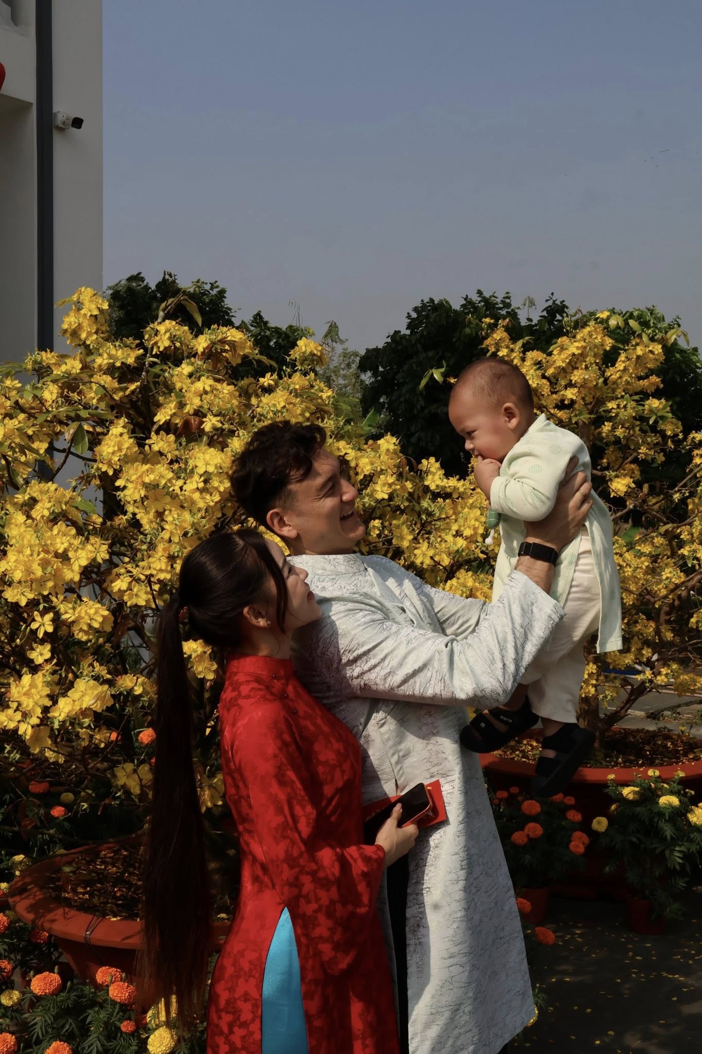 Sốc visual Văn Lâm - Yến Xuân ngày Tết nhưng chưa phải tất cả, chi tiết "thông gia chung khung hình" mới gây chú ý - Ảnh 2.