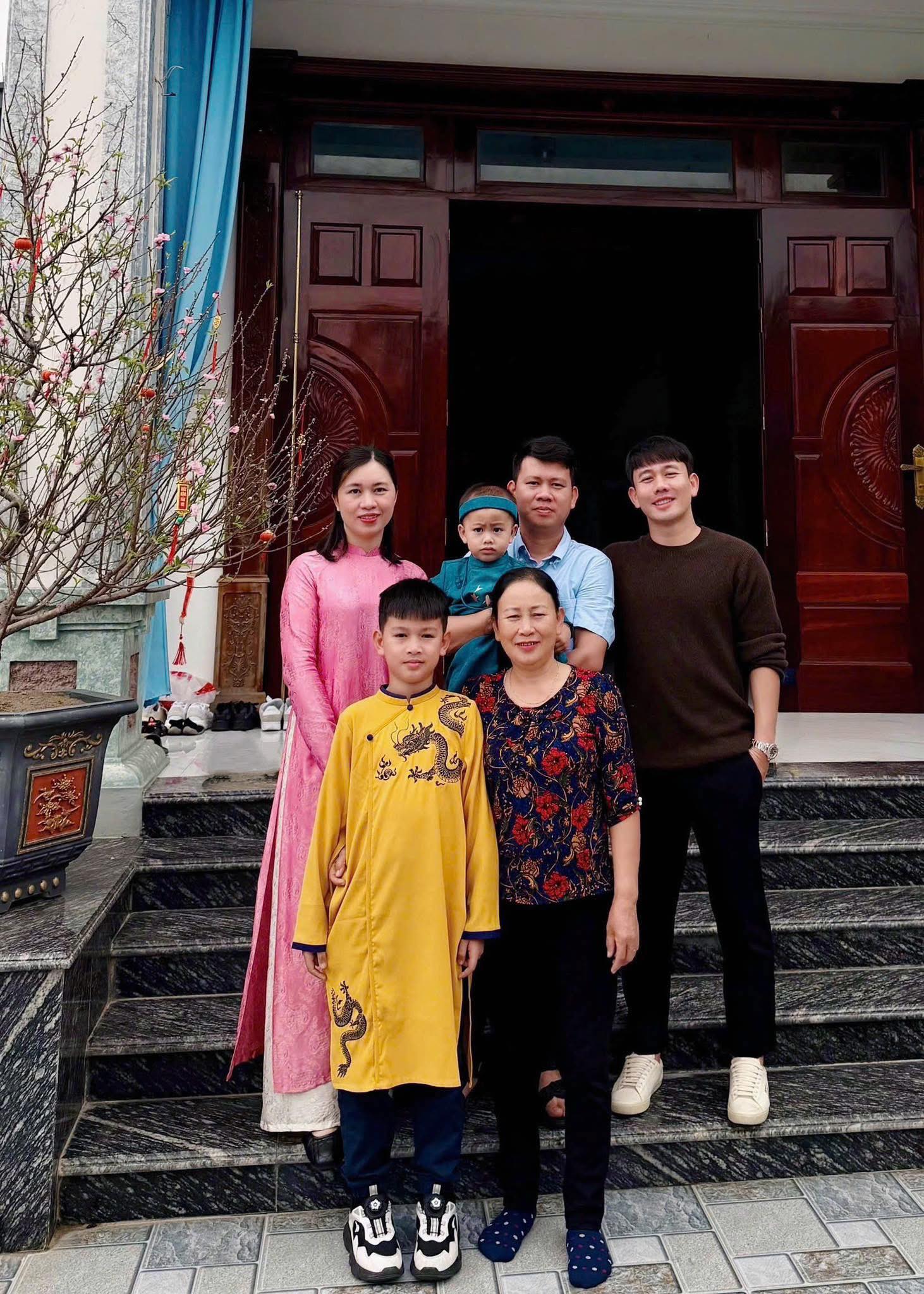 Ấm &aacute;p khoảnh khắc cầu thủ Việt đ&oacute;n Tết: Khung h&igrave;nh gia đ&igrave;nh "người nhện" Nguy&ecirc;n Mạnh g&acirc;y sốt c&otilde;i mạng - Ảnh 4.