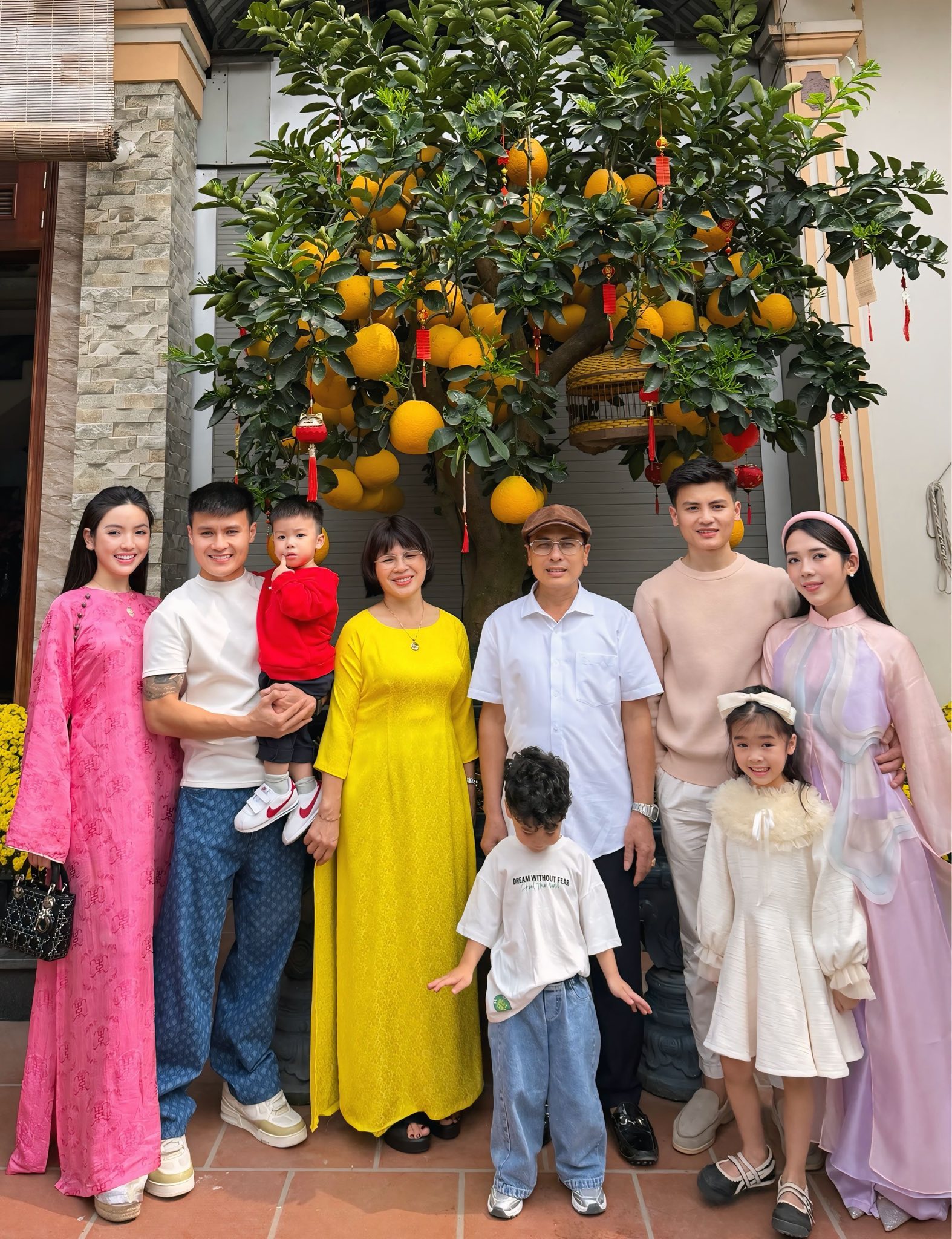 Bí ẩn mùng 2 Tết: Chu Thanh Huyền diện áo dài bên Quang Hải, netizen ngơ ngác "ủa người ở Singapore thi đấu là ai"? - Ảnh 4.