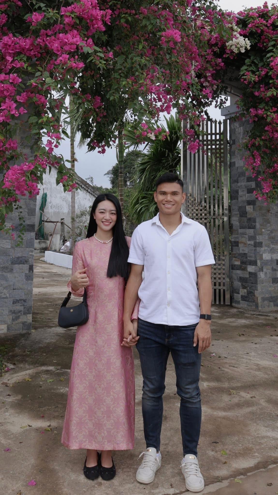 Ấm &aacute;p khoảnh khắc cầu thủ Việt đ&oacute;n Tết: Khung h&igrave;nh gia đ&igrave;nh "người nhện" Nguy&ecirc;n Mạnh g&acirc;y sốt c&otilde;i mạng - Ảnh 6.