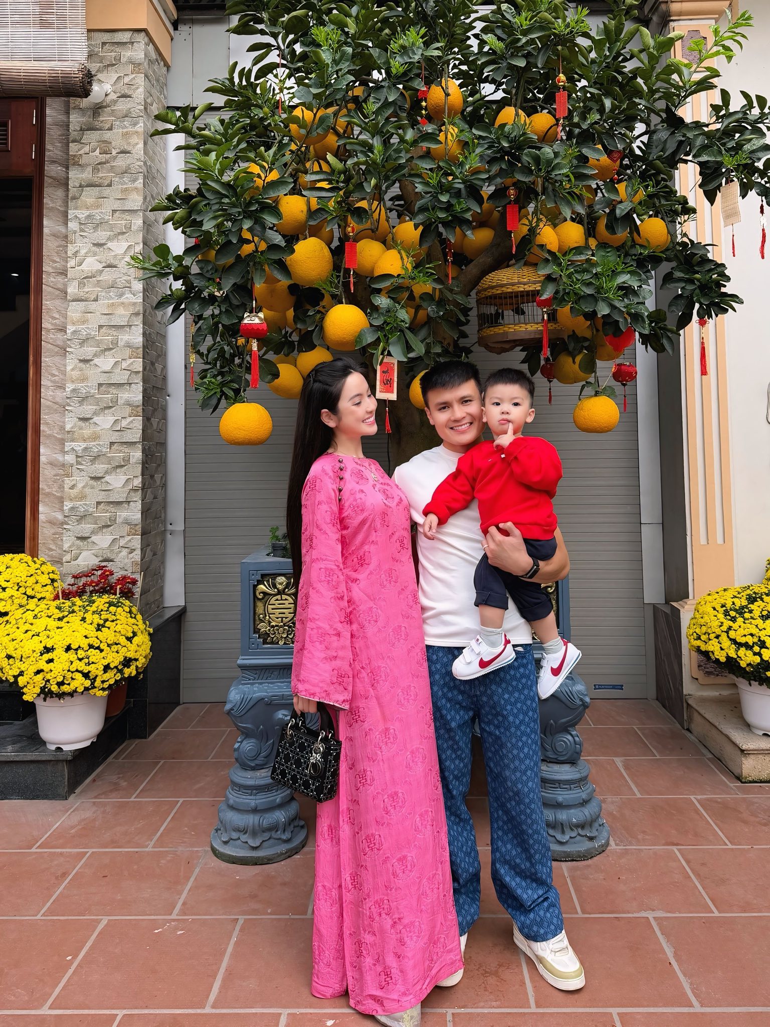 Bí ẩn mùng 2 Tết: Chu Thanh Huyền diện áo dài bên Quang Hải, netizen ngơ ngác "ủa người ở Singapore thi đấu là ai"? - Ảnh 1.