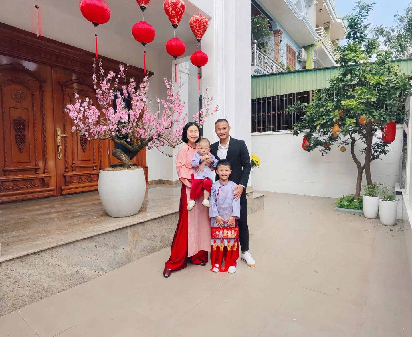 Ấm &aacute;p khoảnh khắc cầu thủ Việt đ&oacute;n Tết: Khung h&igrave;nh gia đ&igrave;nh "người nhện" Nguy&ecirc;n Mạnh g&acirc;y sốt c&otilde;i mạng - Ảnh 7.