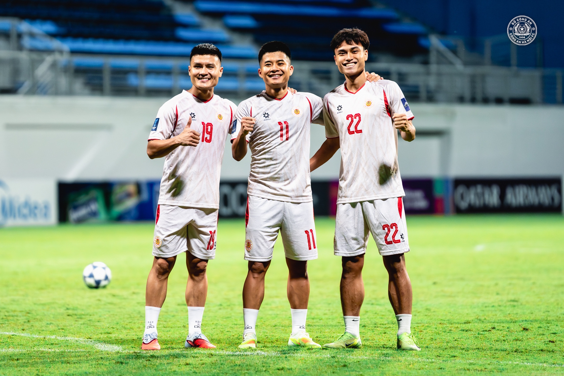 Bí ẩn mùng 2 Tết: Chu Thanh Huyền diện áo dài bên Quang Hải, netizen ngơ ngác "ủa người ở Singapore thi đấu là ai"? - Ảnh 5.