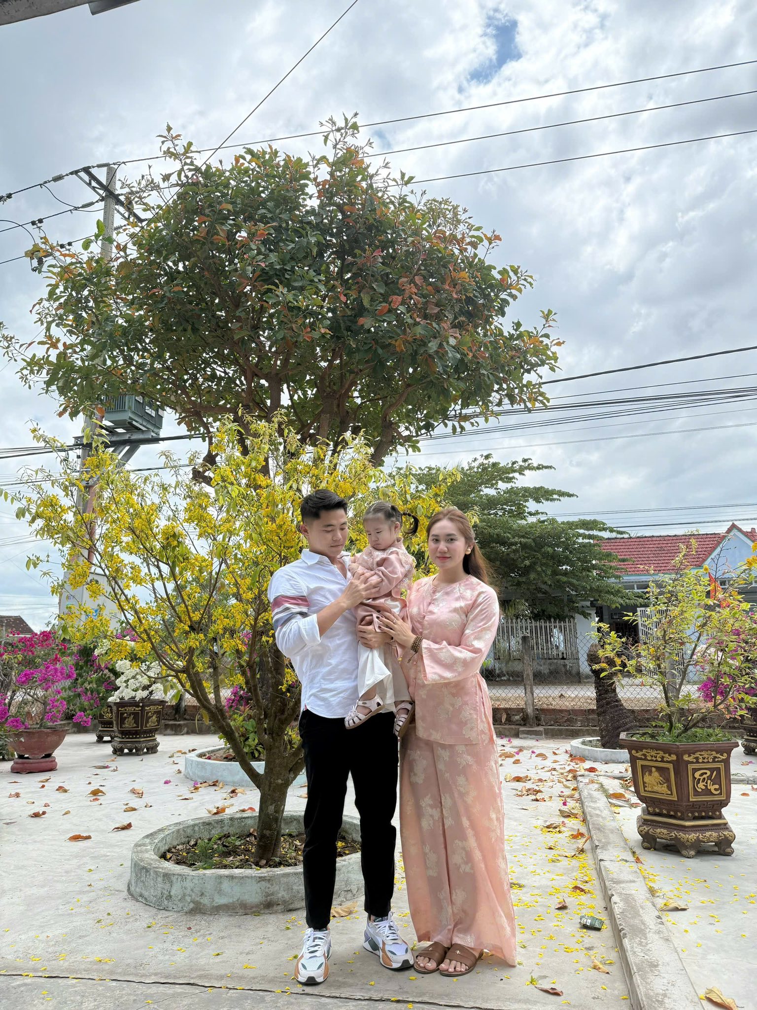 Ấm &aacute;p khoảnh khắc cầu thủ Việt đ&oacute;n Tết: Khung h&igrave;nh gia đ&igrave;nh "người nhện" Nguy&ecirc;n Mạnh g&acirc;y sốt c&otilde;i mạng - Ảnh 5.