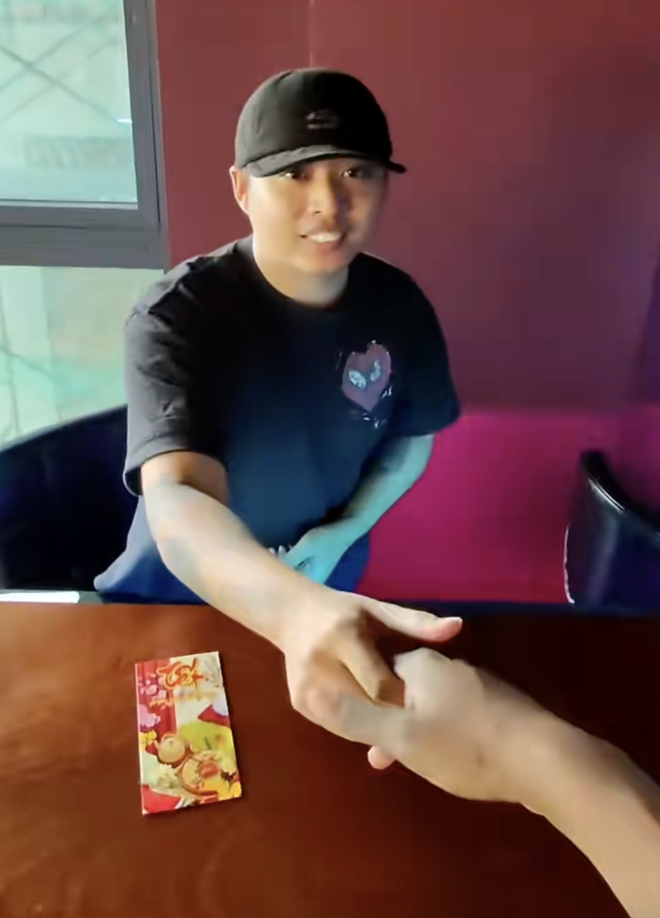 1 hành động của vị khách Tây khiến nhiều người Việt há hốc, liên tục cảm ơn rối rít - Ảnh 4.