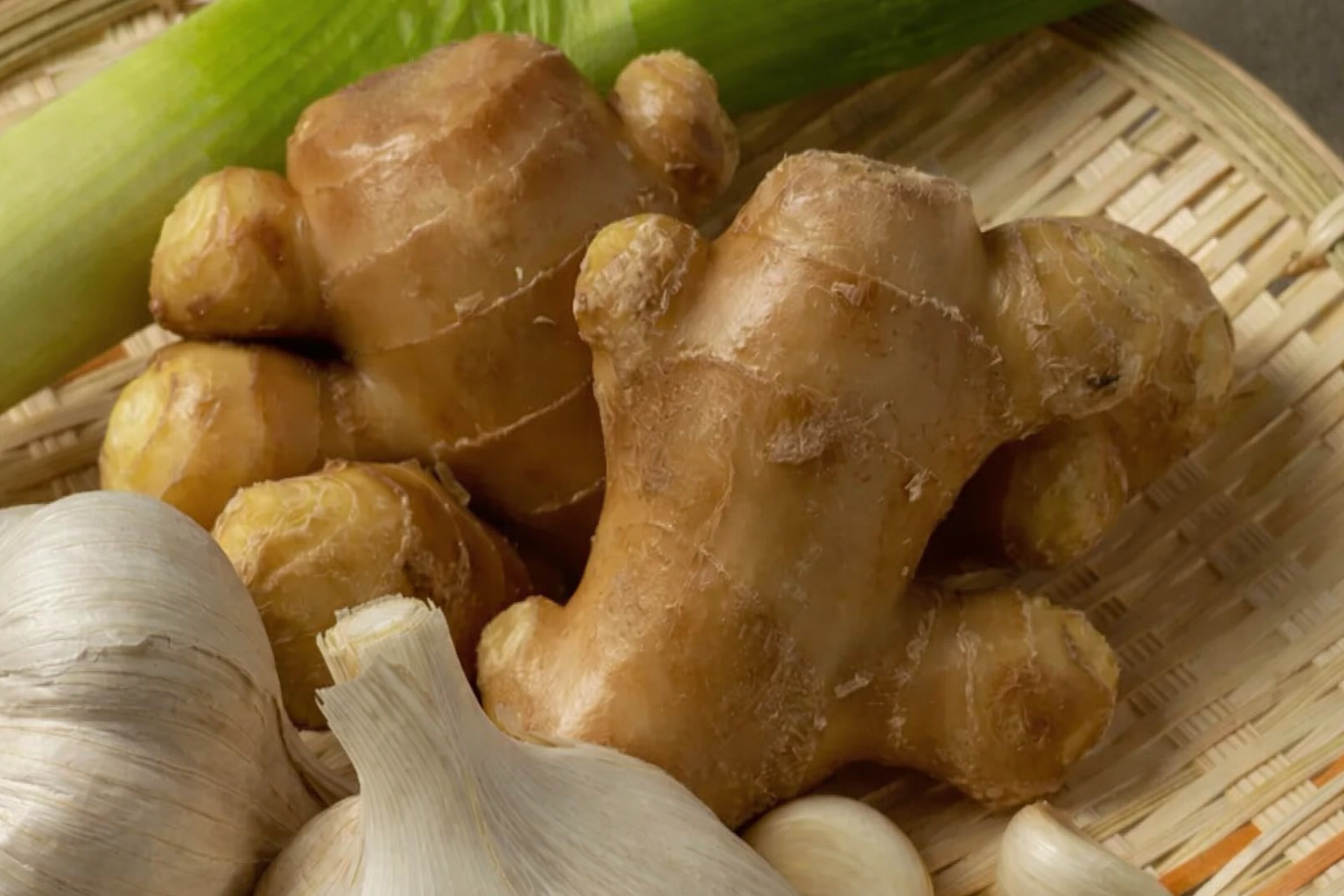 “Thuốc kháng viêm” ngay trong căn bếp mọi nhà: Bác sĩ tiết lộ 9 loại gia vị có công dụng bất ngờ- Ảnh 1.