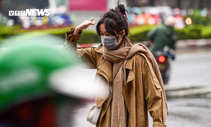 Dự b&aacute;o thời tiết m&ugrave;ng 2 Tết 2026: H&agrave; Nội mưa r&eacute;t , TP . HCM nắng n&oacute;ng - Ảnh 1.