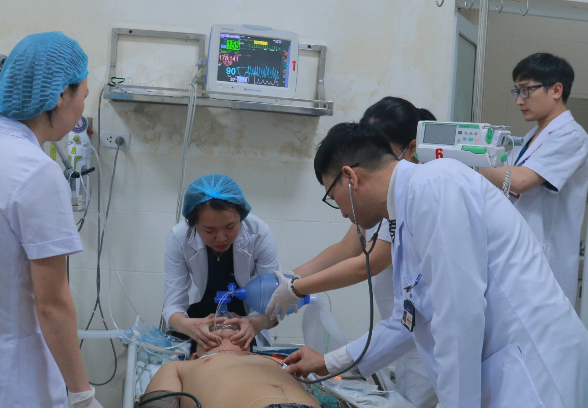 Hàng trăm ca cấp cứu vì tai nạn, pháo nổ trong ngày Tết - Ảnh 1.