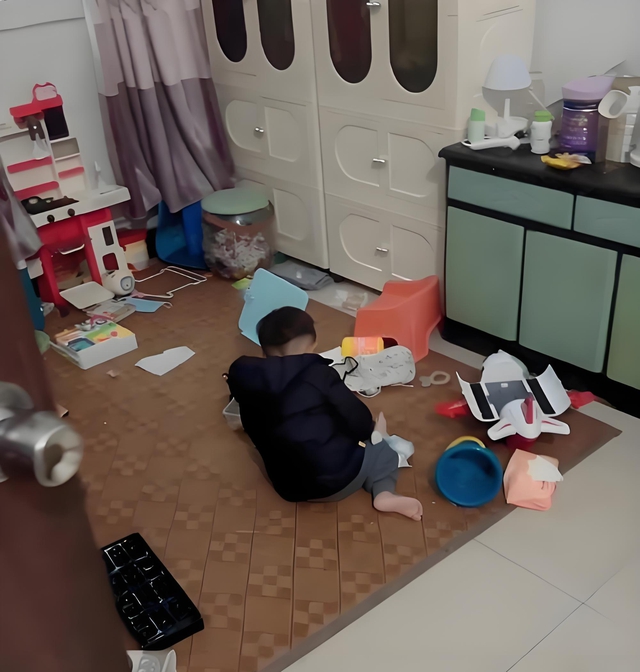 Đi ch&uacute;c Tết họ h&agrave;ng, con trai 5 tuổi l&agrave;m vỡ đồ chơi của chủ nh&agrave;, người mẹ đ&aacute;p 1 c&acirc;u xứng đ&aacute;ng xuất bản s&aacute;ch ứng xử lu&ocirc;n- Ảnh 1.