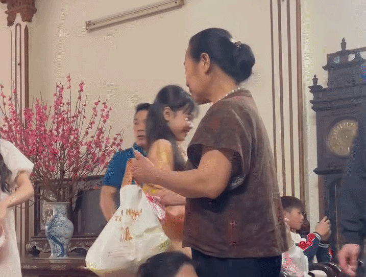 B&agrave; ngoại l&igrave; x&igrave; cho mỗi ch&aacute;u một bọc tiền to ở Bắc Ninh: H&eacute; lộ &yacute; nghĩa đặc biệt - Ảnh 2.