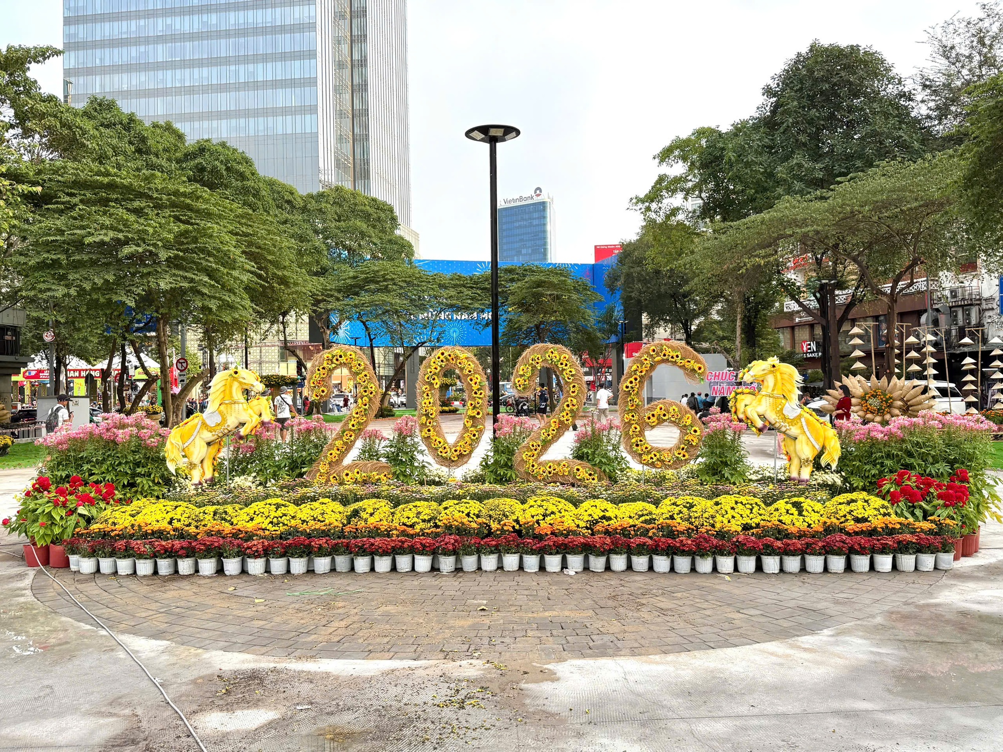 Cảnh tượng ngay lúc này tại khu đất giữa trung tâm TP.HCM: Nhiều người không tin vào mắt mình - Ảnh 1.