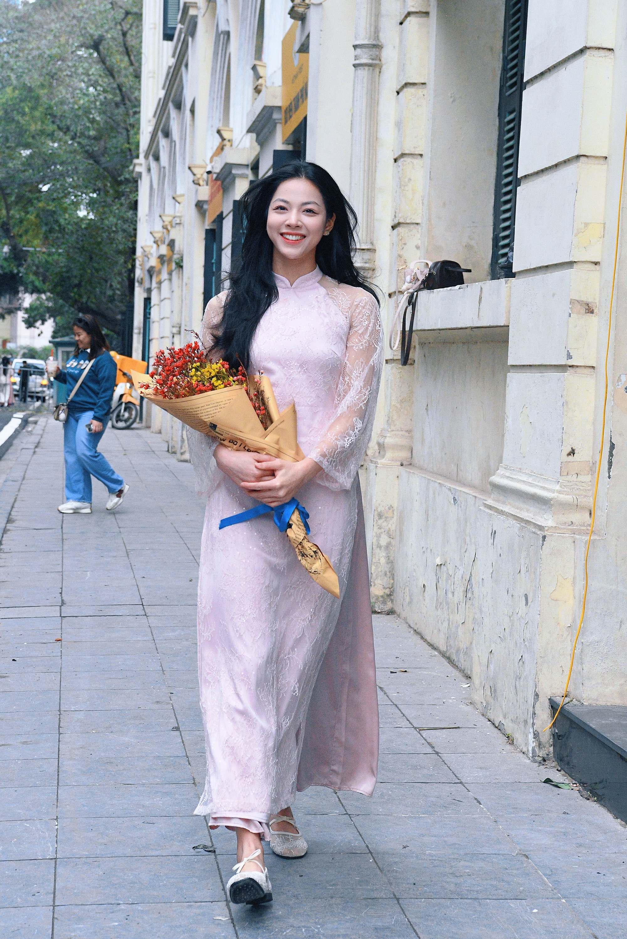 Ngày Tết mê mẩn ngắm Kim Anh-“Nữ thần biết bay” 19 tuổi gây sốt Đông Nam Á, visual "thua hoa hậu mỗi vương miện" - Ảnh 2.