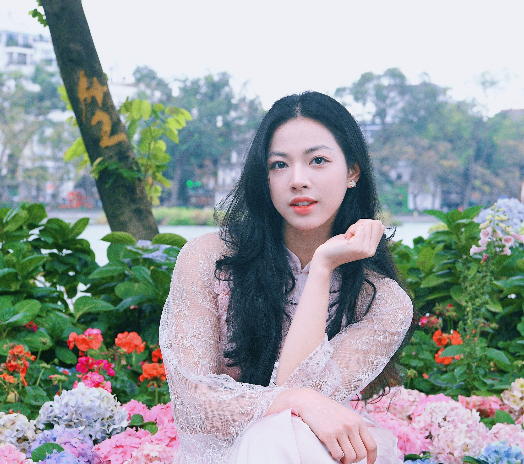 Ngày Tết mê mẩn ngắm Kim Anh-“Nữ thần biết bay” 19 tuổi gây sốt Đông Nam Á, visual "thua hoa hậu mỗi vương miện" - Ảnh 7.