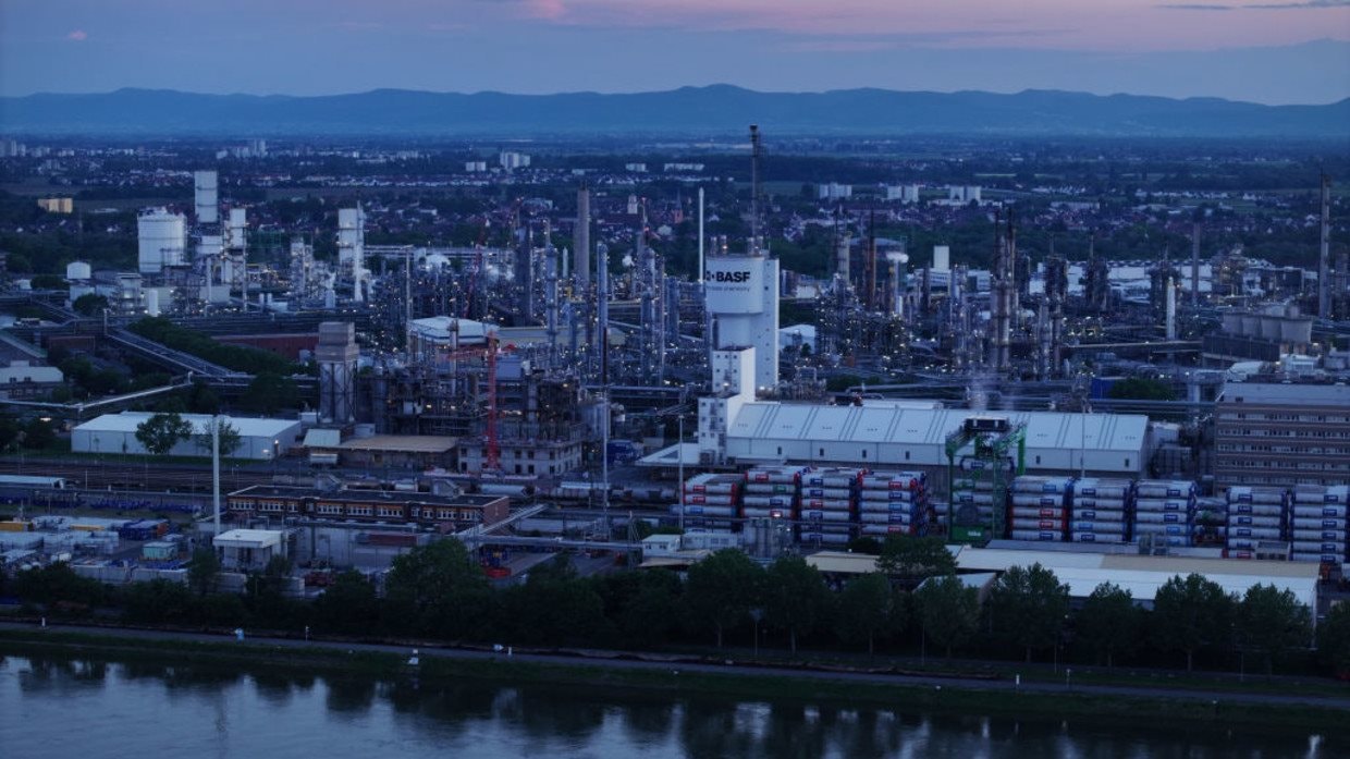 Gi&aacute; điện l&ecirc;n tới 300.000 đồng/số, h&agrave;ng ngh&igrave;n sếp lớn ch&acirc;u &Acirc;u đồng loạt cảnh b&aacute;o - Ảnh 1.