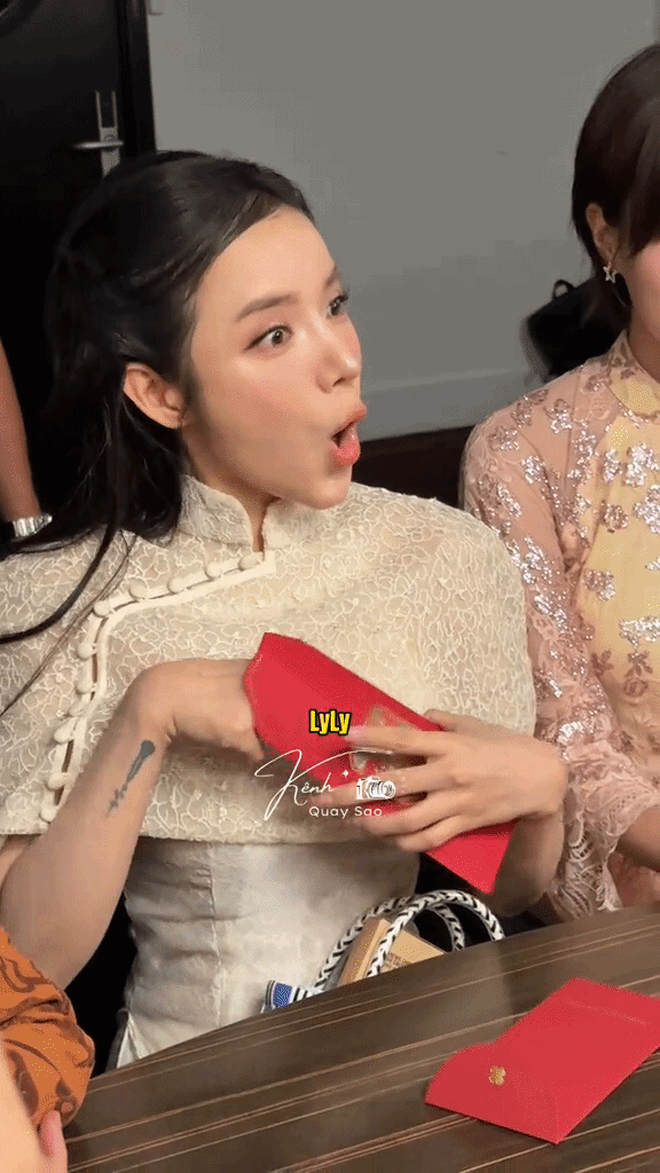 Sốc với màn phát lì xì của Trấn Thành: Số tiền khủng khiến dàn sao lóa mắt, chỉ duy nhất 1 người bốc phải 20.000- Ảnh 3. Sốc với màn phát lì xì của Trấn Thành: Số tiền khủng khiến dàn sao lóa mắt, chỉ duy nhất 1 người bốc phải 20.000- Ảnh 3.