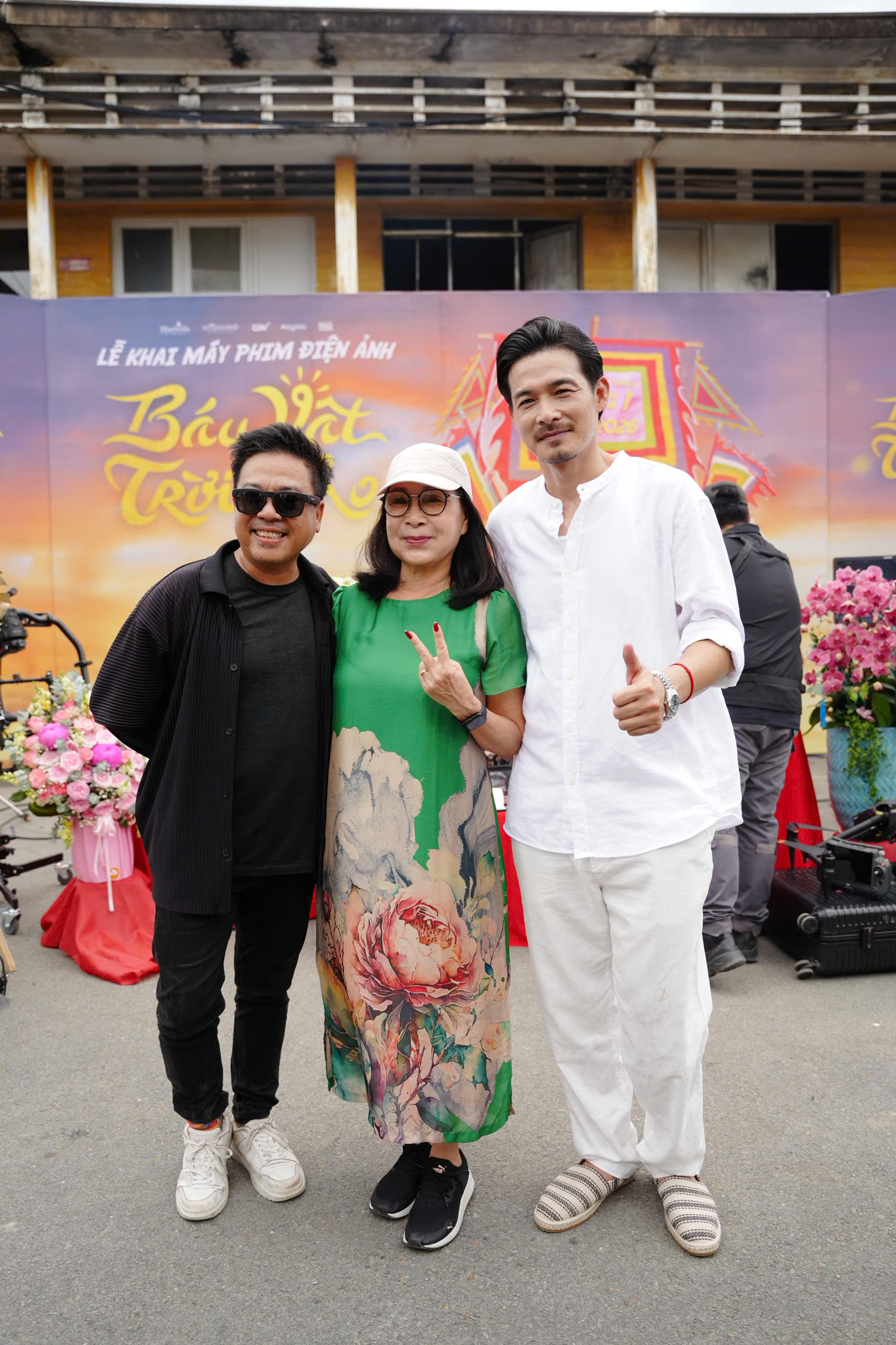 Đạo diễn “Báu vật trời cho”: Cascadeur rơi xuống biển mấy lần, flycam cũng bị rớt xuống nước - Ảnh 1.