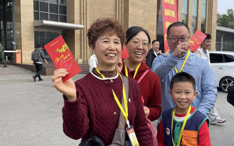 Quảng Ninh: Nhộn nhịp ng&agrave;y đầu năm, h&agrave;ng đo&agrave;n người n&ocirc; nức xếp h&agrave;ng nhận "l&igrave; x&igrave;" - Ảnh 1.