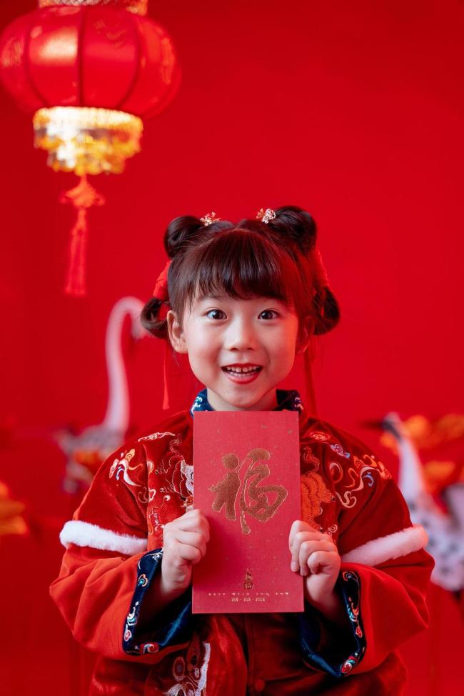 3 năm “đổi lì xì lấy vàng”, 2 bé gái tích lũy được 20 chỉ vàng, giá trị “kho báu nhỏ” tăng gấp đôi khi vàng lập đỉnh - Ảnh 2.