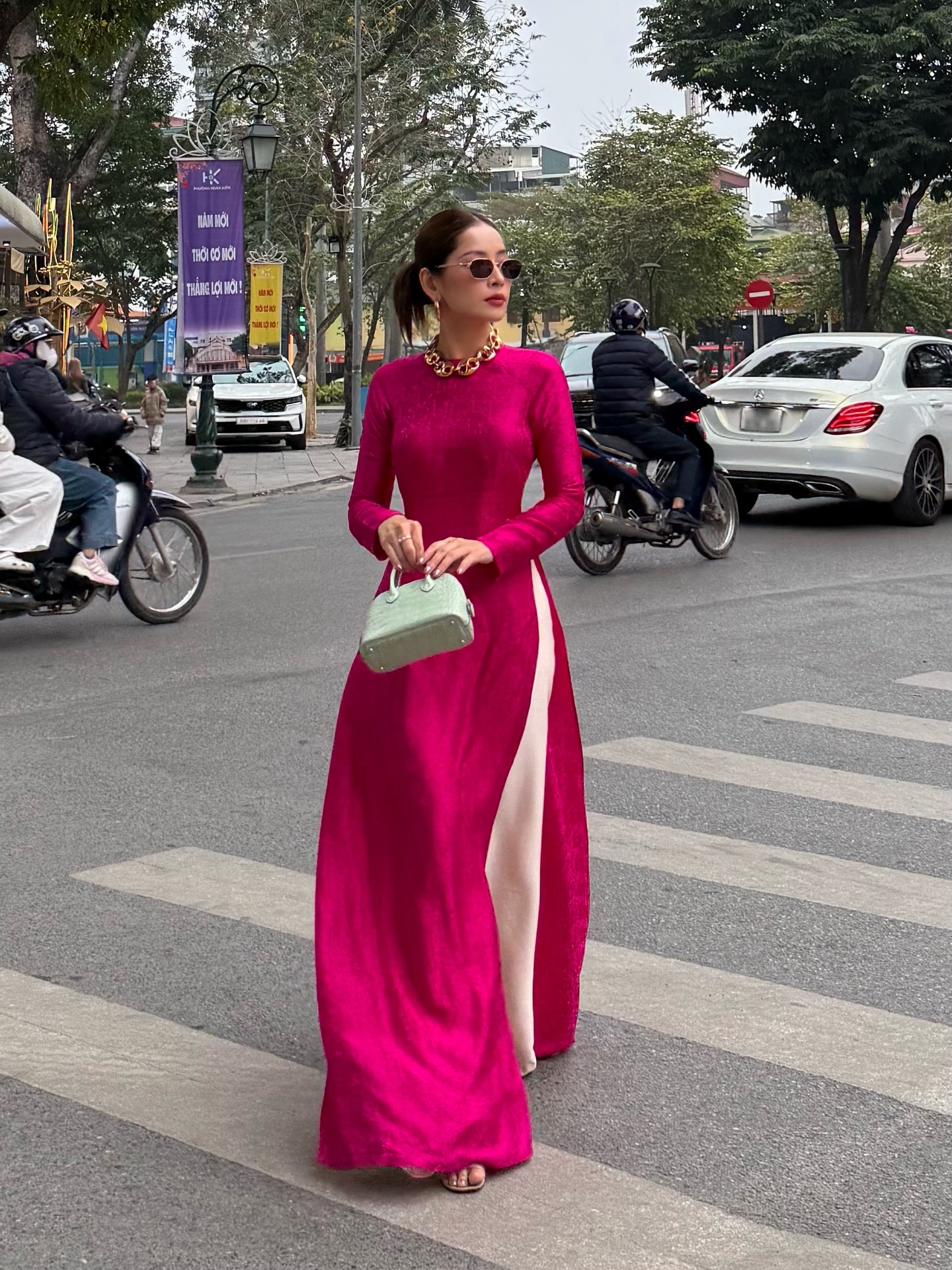 Tết nhất Chi Pu đeo vàng nặng người, fan vội hỏi trên cổ đang là mấy chục cây?- Ảnh 1.