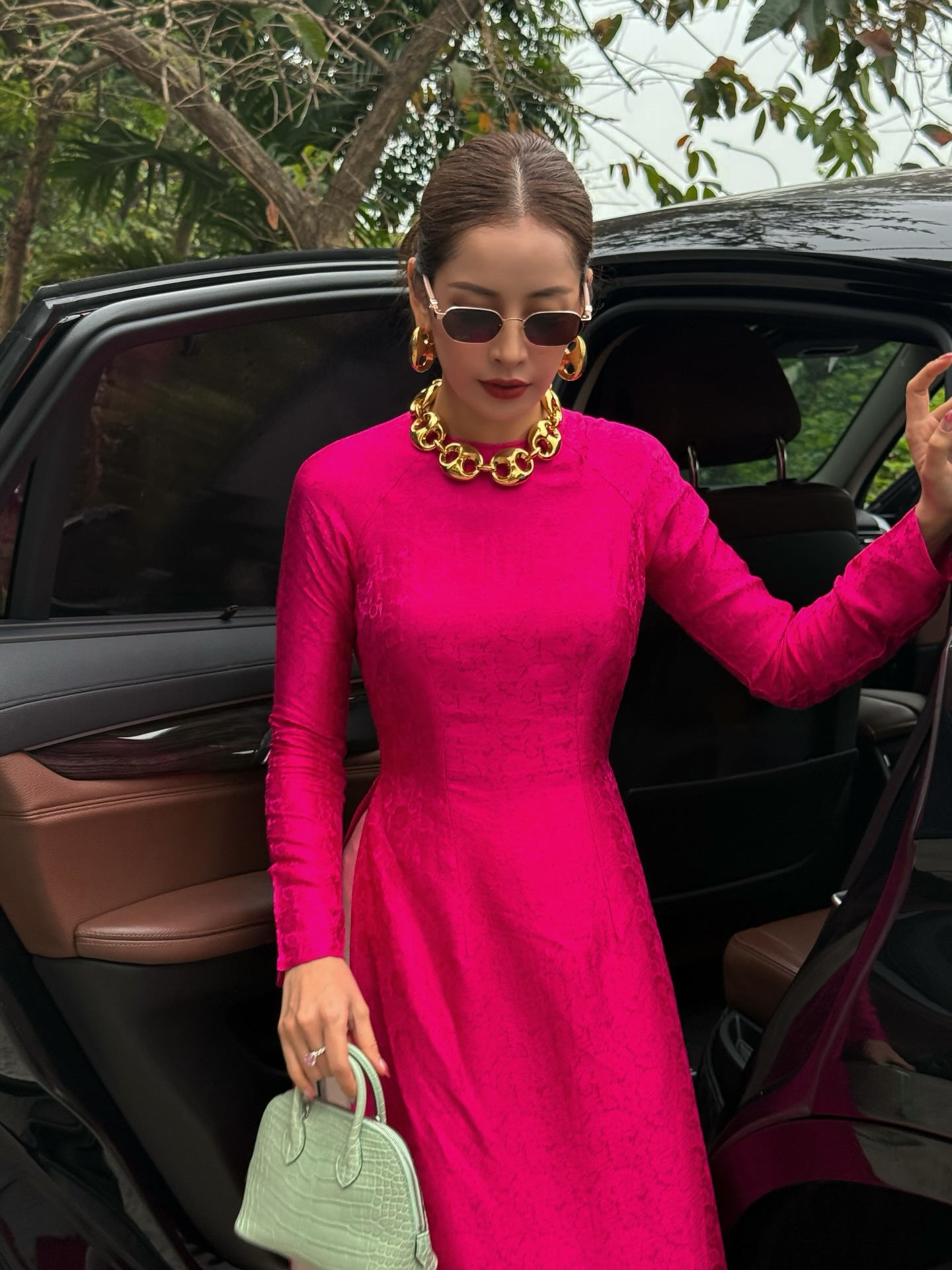 Tết nhất Chi Pu đeo vàng nặng người, fan vội hỏi trên cổ đang là mấy chục cây?- Ảnh 5.