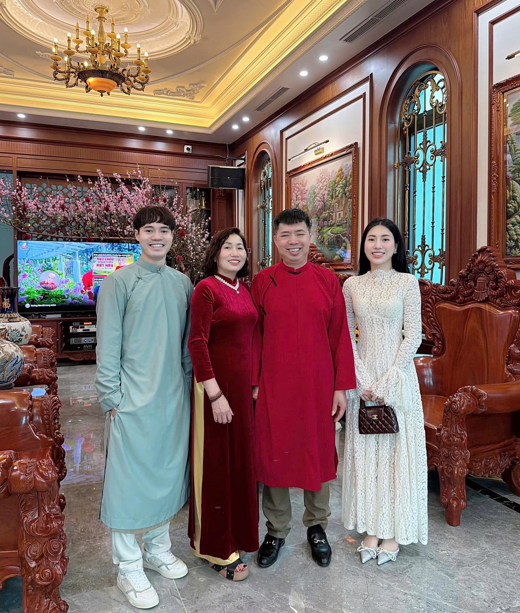 Hot lại ảnh Văn Toàn bẽn lẽn bên 2 Á hậu, bảo sao vẫn độc thân, mong tết đừng ai hỏi bao giờ lấy vợ- Ảnh 6.