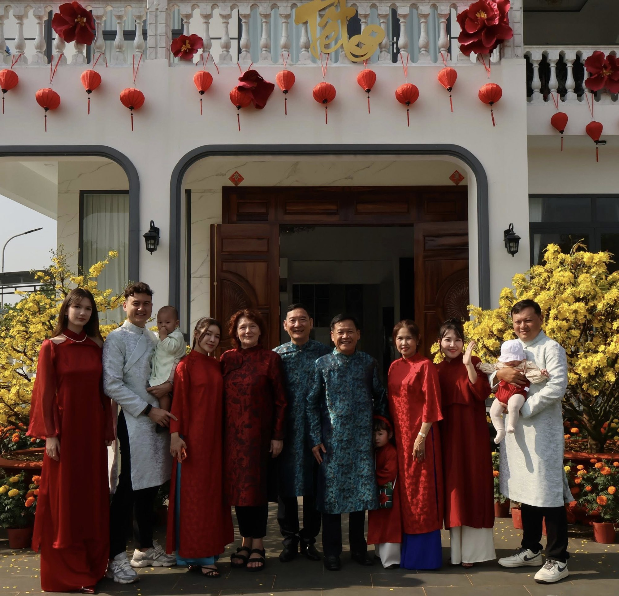 Gấp 3 visual Tết: Thủ môn Lâm Tây bồng bế con trai, Yến Xuân vững phong độ nàng WAG quyến rũ nhất làng bóng đá - Ảnh 6.