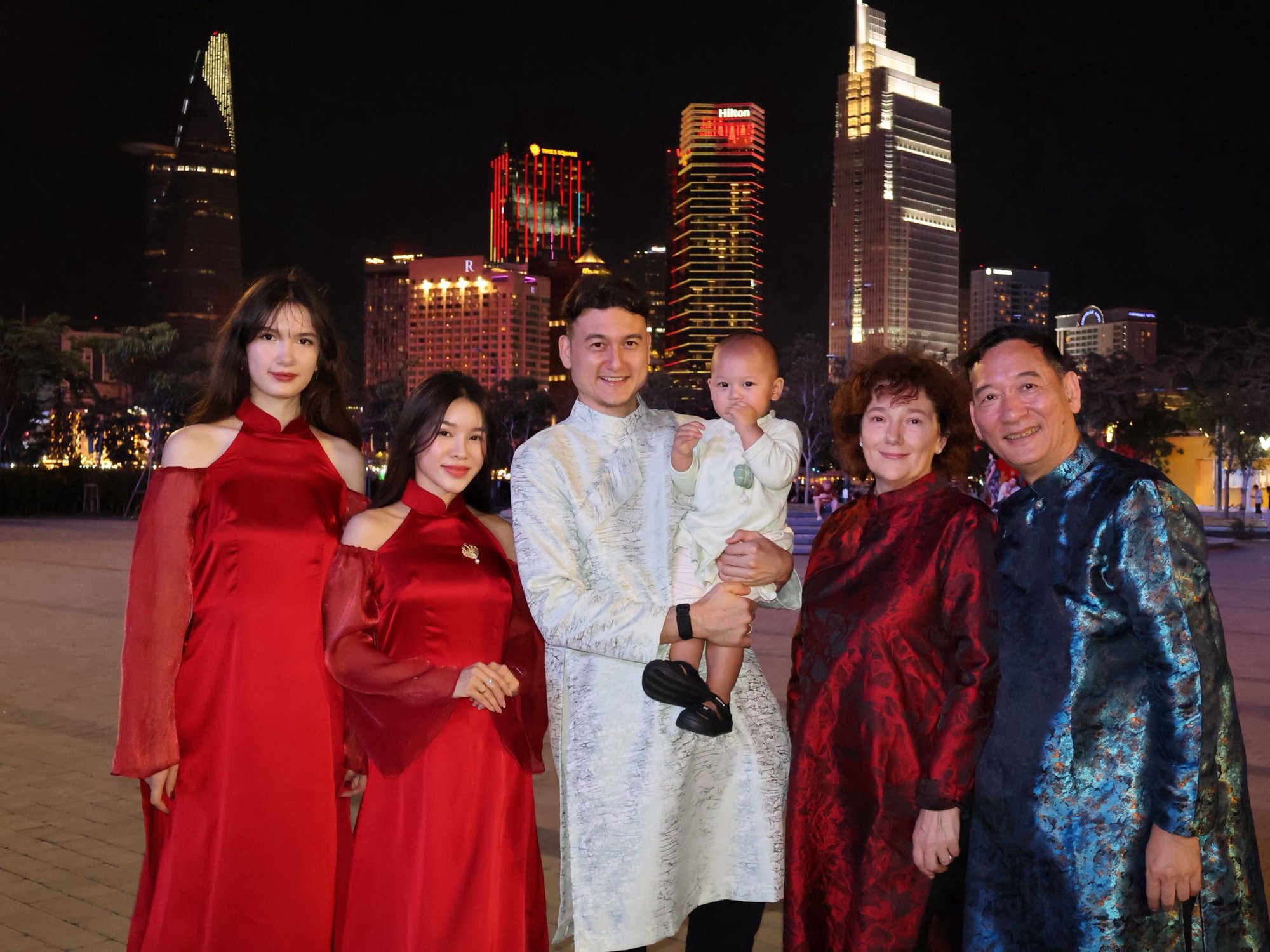 Gấp 3 visual Tết: Thủ môn Lâm Tây bồng bế con trai, Yến Xuân vững phong độ nàng WAG quyến rũ nhất làng bóng đá - Ảnh 3.