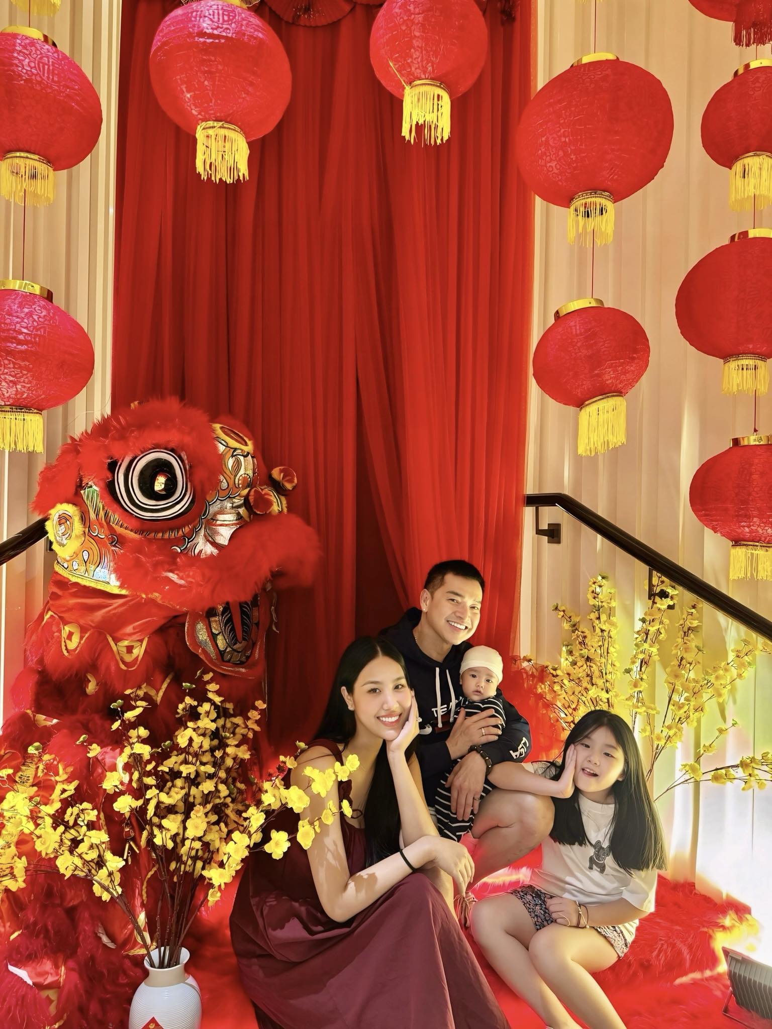 Nam danh hài U70 một mình sang Mỹ dịp Tết, động thái của bạn gái là mẹ đơn thân - Ảnh 2.