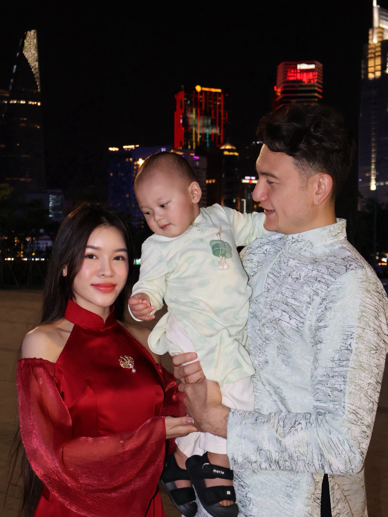 Gấp 3 visual Tết: Thủ môn Lâm Tây bồng bế con trai, Yến Xuân vững phong độ nàng WAG quyến rũ nhất làng bóng đá - Ảnh 1.