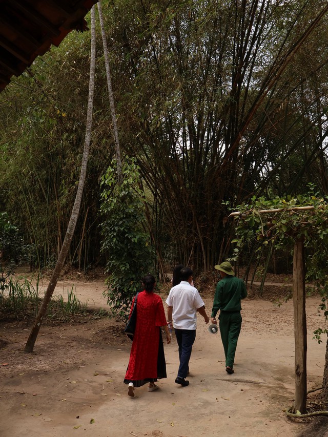 Gia đình Văn Lâm tham qua Địa đạo Củ Chi ngày Tết, Yến Xuân khoe khéo mối quan hệ với mẹ chồng người Nga- Ảnh 3. Gia đình Văn Lâm tham qua Địa đạo Củ Chi ngày Tết, Yến Xuân khoe khéo mối quan hệ với mẹ chồng người Nga- Ảnh 3.