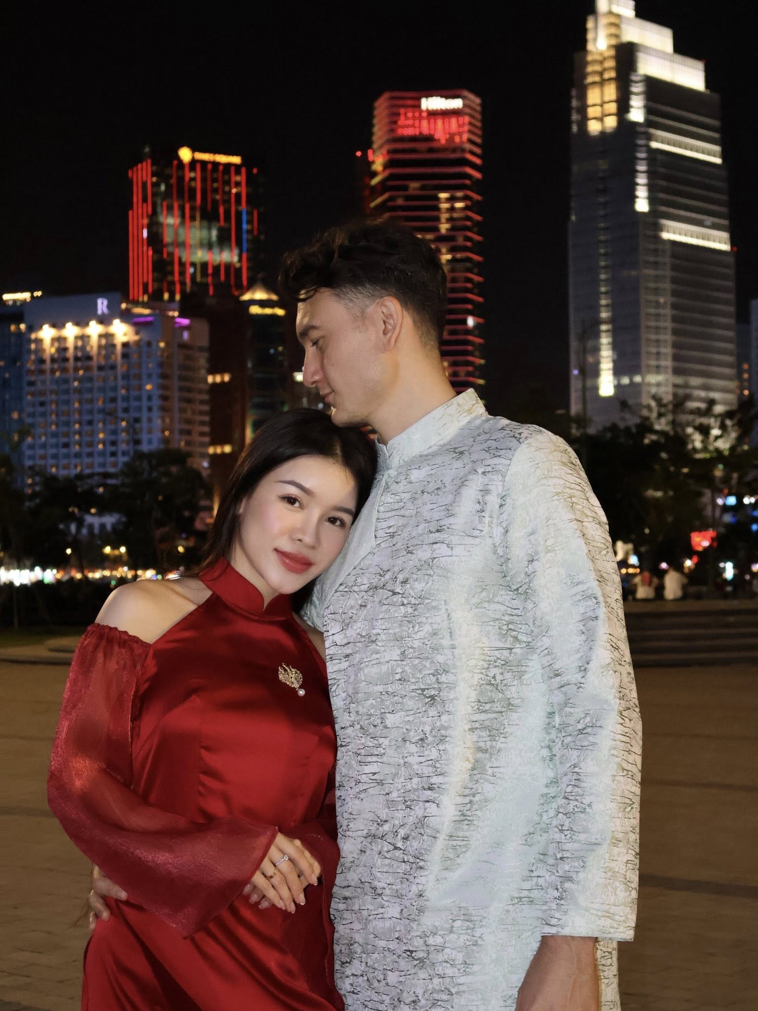 Gấp 3 visual Tết: Thủ môn Lâm Tây bồng bế con trai, Yến Xuân vững phong độ nàng WAG quyến rũ nhất làng bóng đá - Ảnh 2.