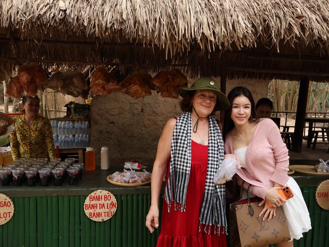 Gia đình Văn Lâm tham qua Địa đạo Củ Chi ngày Tết, Yến Xuân khoe khéo mối quan hệ với mẹ chồng người Nga- Ảnh 2. Gia đình Văn Lâm tham qua Địa đạo Củ Chi ngày Tết, Yến Xuân khoe khéo mối quan hệ với mẹ chồng người Nga- Ảnh 2.