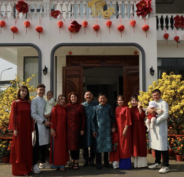 Gia đình Văn Lâm tham qua Địa đạo Củ Chi ngày Tết, Yến Xuân khoe khéo mối quan hệ với mẹ chồng người Nga- Ảnh 4. Gia đình Văn Lâm tham qua Địa đạo Củ Chi ngày Tết, Yến Xuân khoe khéo mối quan hệ với mẹ chồng người Nga- Ảnh 4.