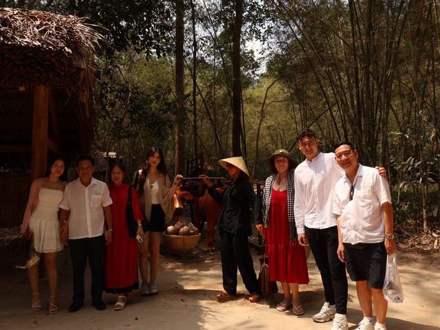 Gia đình Văn Lâm tham qua Địa đạo Củ Chi ngày Tết, Yến Xuân khoe khéo mối quan hệ với mẹ chồng người Nga- Ảnh 1. Gia đình Văn Lâm tham qua Địa đạo Củ Chi ngày Tết, Yến Xuân khoe khéo mối quan hệ với mẹ chồng người Nga- Ảnh 1.