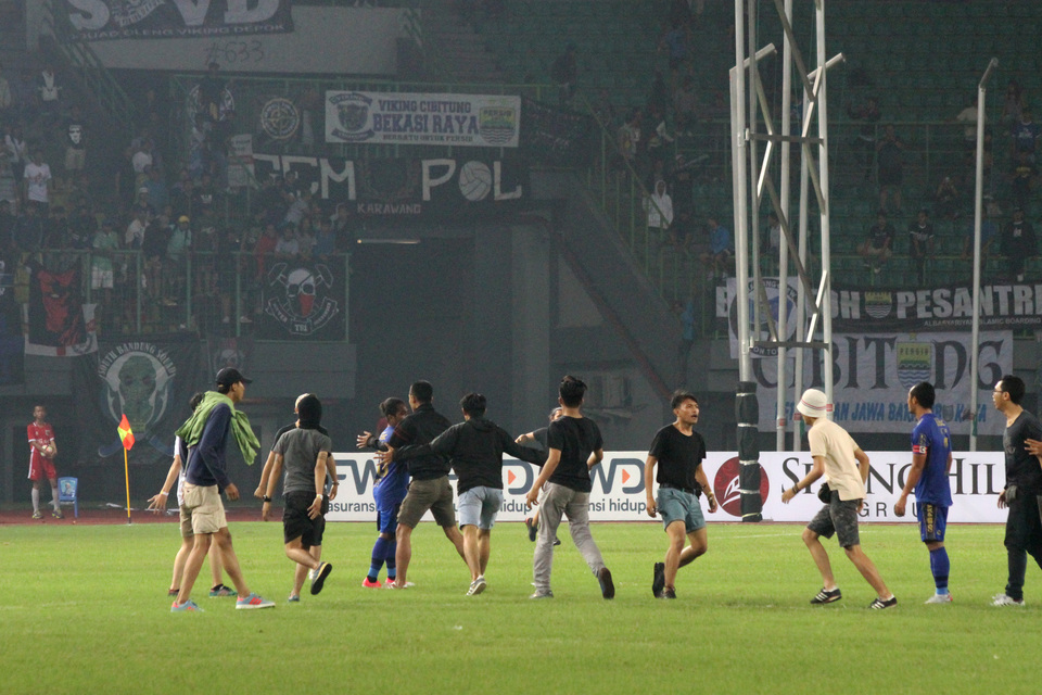 Sốc: CĐV Indonesia tràn xuống sân tấn công trọng tài và cầu thủ Thái Lan khi đội nhà bị loại khỏi cúp C2 châu Á - Ảnh 1.