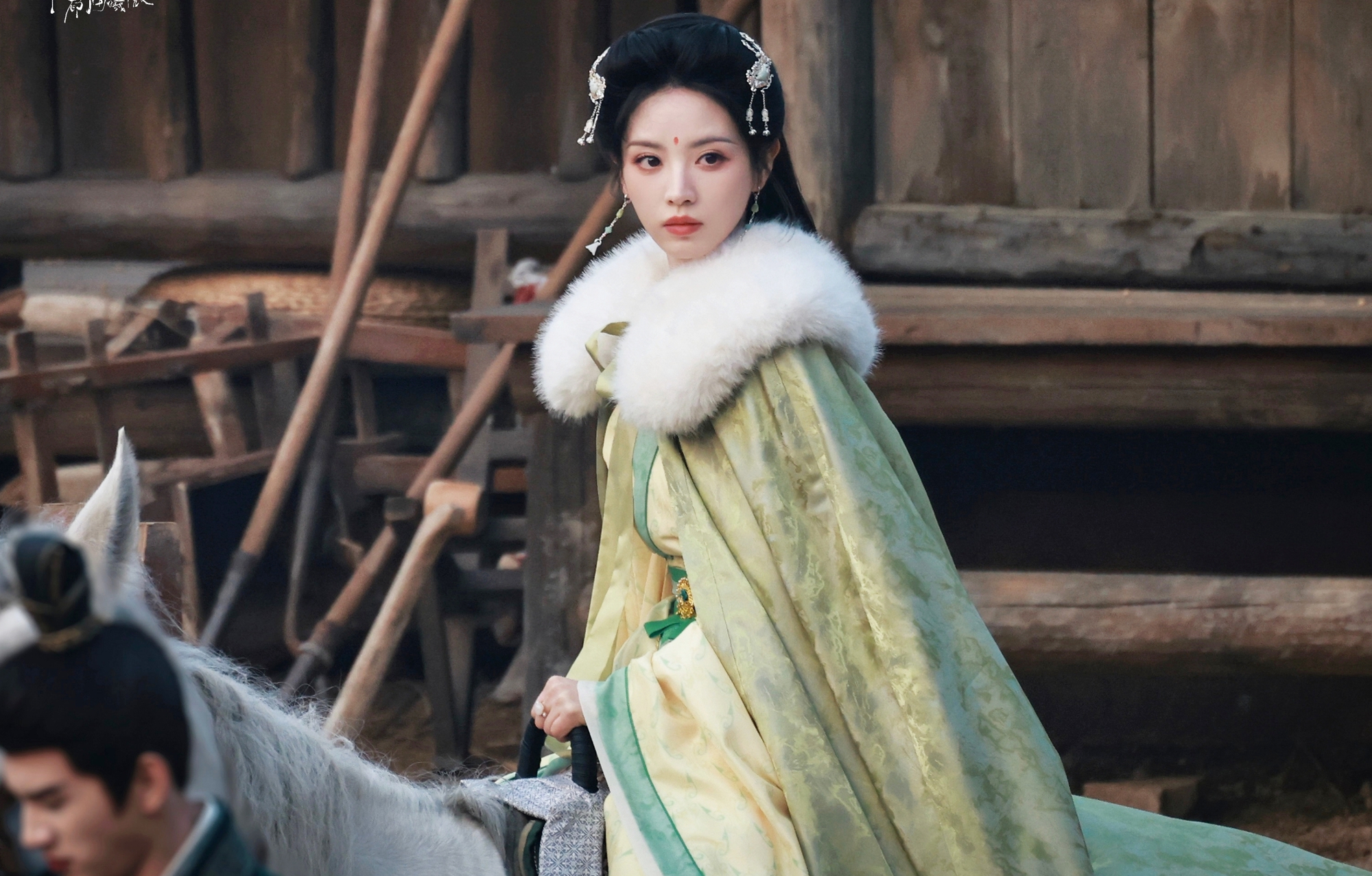 Mỹ nhân đẹp nhất mùng 3 Tết đây rồi: Visual cao sang quyền quý, trời sinh ngậm thìa vàng trong miệng - Ảnh 4. Mỹ nhân đẹp nhất mùng 3 Tết đây rồi: Visual cao sang quyền quý, trời sinh ngậm thìa vàng trong miệng - Ảnh 4.