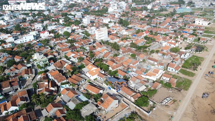 Độc đáo ngôi làng '100% nhà lợp mái đỏ' bên biển Đắk Lắk - Ảnh 12.