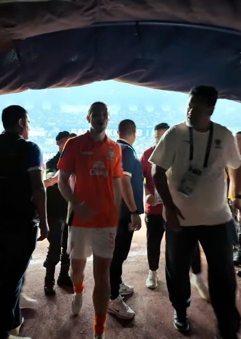 Sốc: CĐV Indonesia tràn xuống sân tấn công trọng tài và cầu thủ Thái Lan khi đội nhà bị loại khỏi cúp C2 châu Á - Ảnh 5.