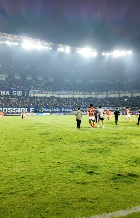 Sốc: CĐV Indonesia tràn xuống sân tấn công trọng tài và cầu thủ Thái Lan khi đội nhà bị loại khỏi cúp C2 châu Á - Ảnh 3.