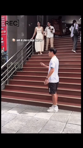 Hot lại ảnh Văn Toàn bẽn lẽn bên 2 Á hậu, bảo sao vẫn độc thân, mong tết đừng ai hỏi bao giờ lấy vợ- Ảnh 1. Hot lại ảnh Văn Toàn bẽn lẽn bên 2 Á hậu, bảo sao vẫn độc thân, mong tết đừng ai hỏi bao giờ lấy vợ- Ảnh 1.