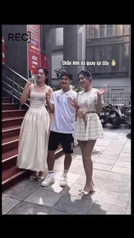 Hot lại ảnh Văn Toàn bẽn lẽn bên 2 Á hậu, bảo sao vẫn độc thân, mong tết đừng ai hỏi bao giờ lấy vợ- Ảnh 4.