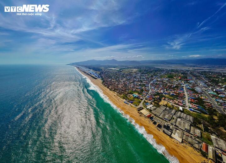 Độc đáo ngôi làng '100% nhà lợp mái đỏ' bên biển Đắk Lắk - Ảnh 1.