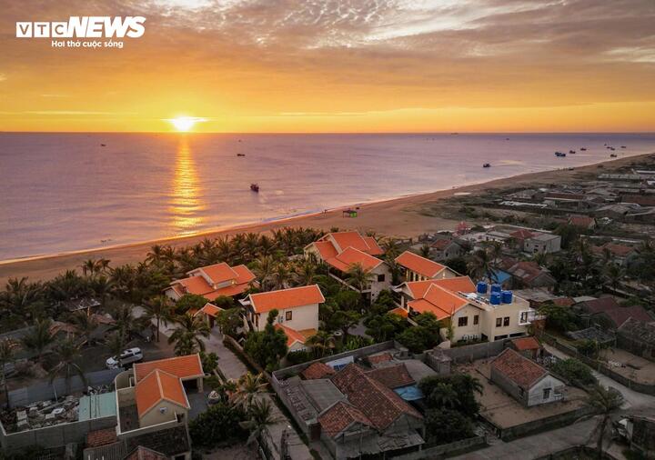 Độc đáo ngôi làng '100% nhà lợp mái đỏ' bên biển Đắk Lắk - Ảnh 2.