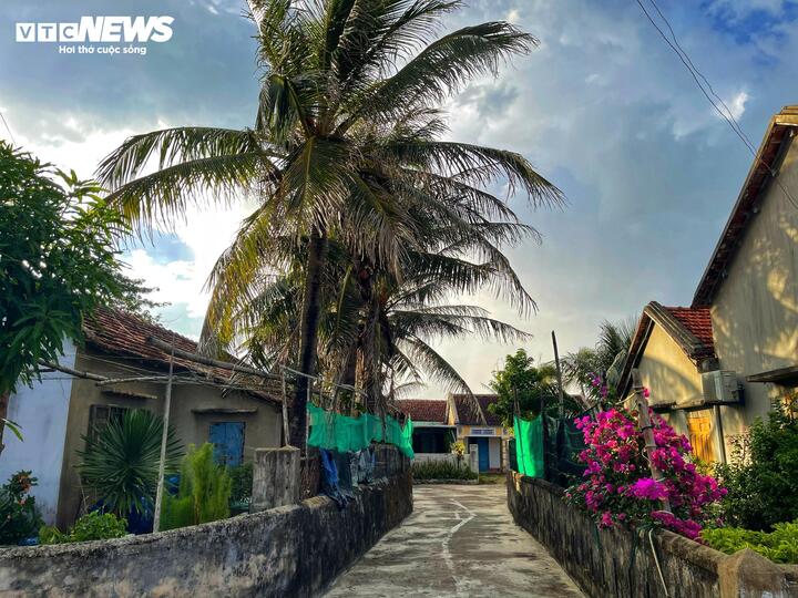 Độc đáo ngôi làng '100% nhà lợp mái đỏ' bên biển Đắk Lắk - Ảnh 4.
