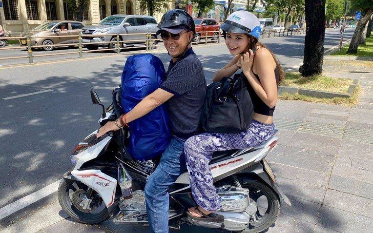 "Bố" Mỹ Tâm đang đi chúc Tết bị một cô gái nhầm là xe ôm: Chở luôn ra sân bay - Ảnh 1.