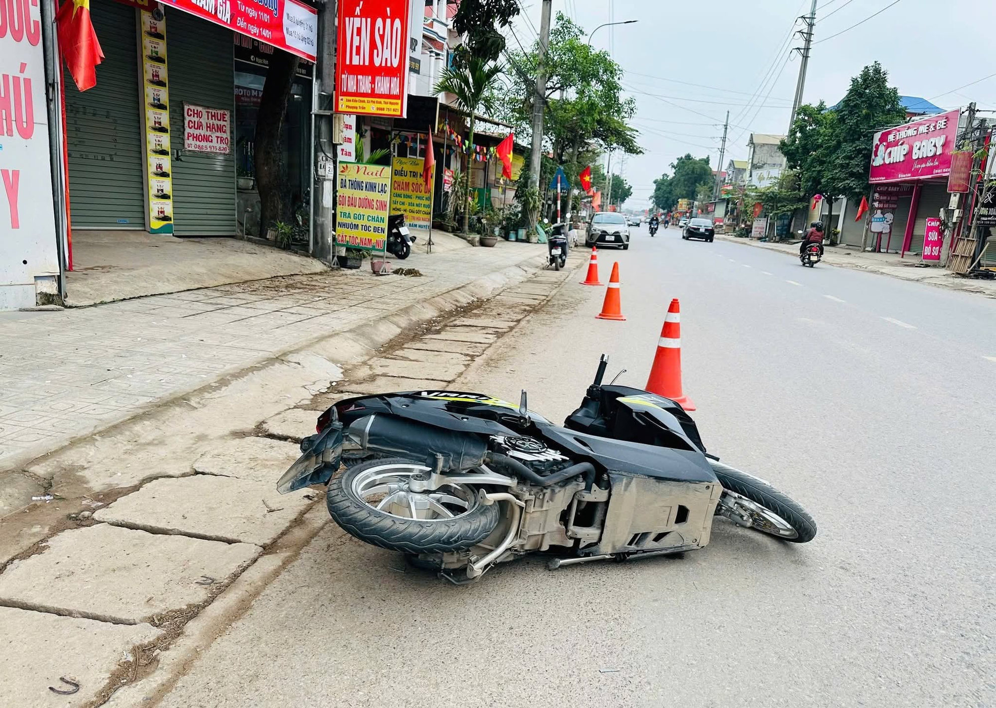 Nam thanh niên đi xe máy tông thẳng vào người CSGT làm nhiệm vụ - Ảnh 1.