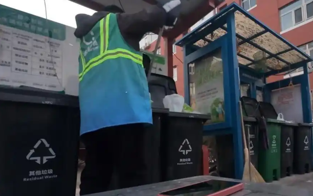 Phát hiện 1 thạc sĩ “gác bằng” đi làm công nhân vệ sinh, nhận lương 11 triệu đồng/tháng- Ảnh 3.